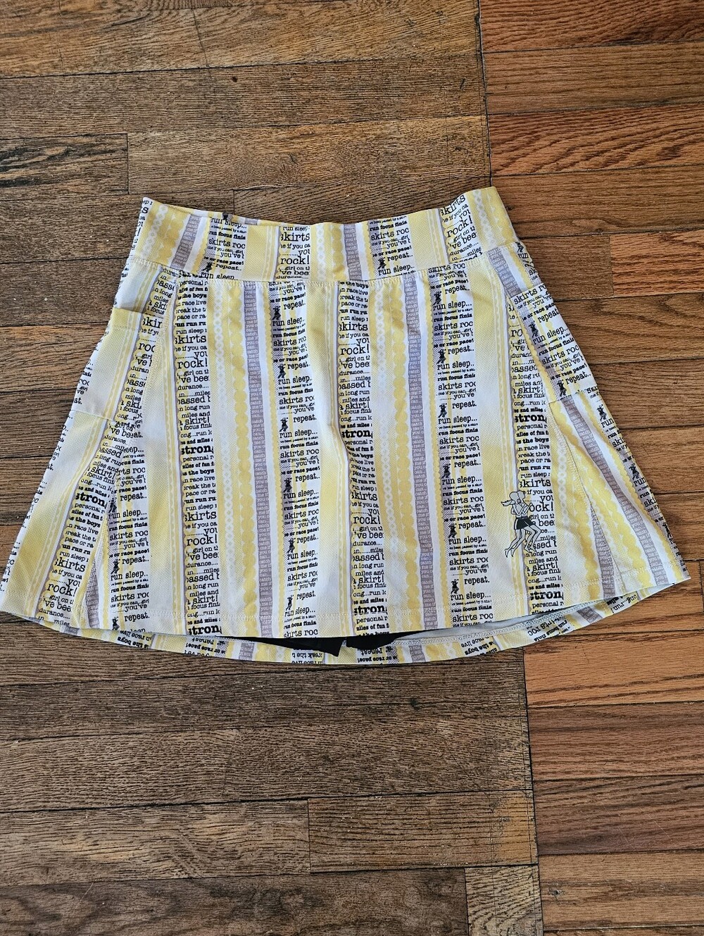 RunningSkirts Athletic Skort Size 2 Yellow Text Print Built-In Shorts
